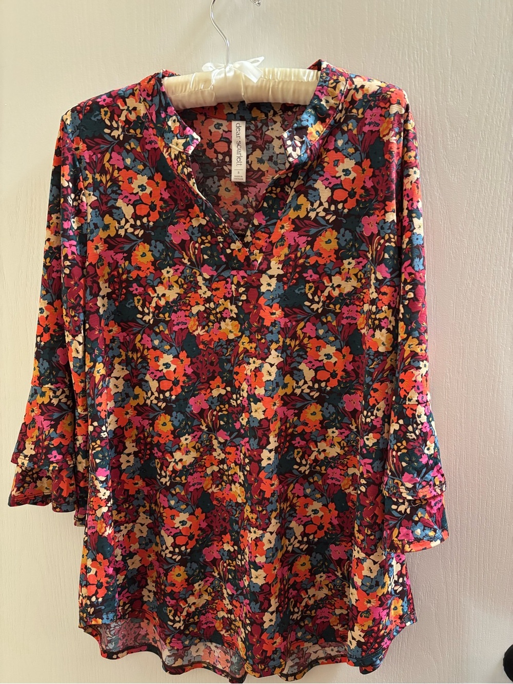 Dear Scarlett Floral V-Neck Blouse in Multicolor. Small